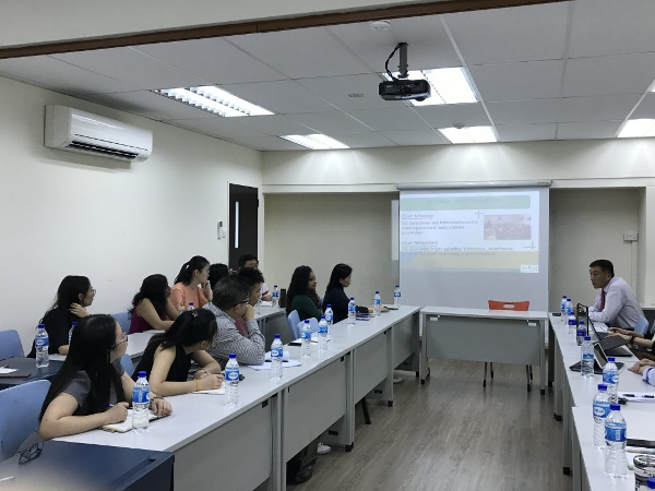 新加坡春天国际学院的学生来自世界各地，具有不同的文化背景和语言能力